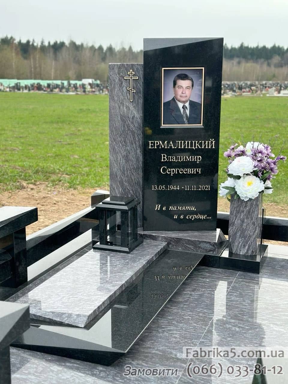 Виготовлення пам'ятників, Фотогалерея Строгий пам'ятник для чоловіка з кольоровим портретом, портфоліо пам'ятників, пам'ятники на могилу фото Коростишів