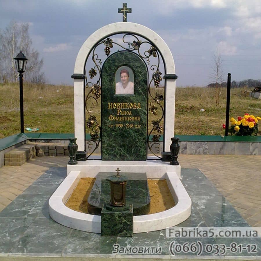Виготовлення пам'ятників із мармуру Красивий дорогий пам'ятник для жінки з білого та зеленого граніту, портфоліо пам'ятників, пам'ятники на могилу фото Київ