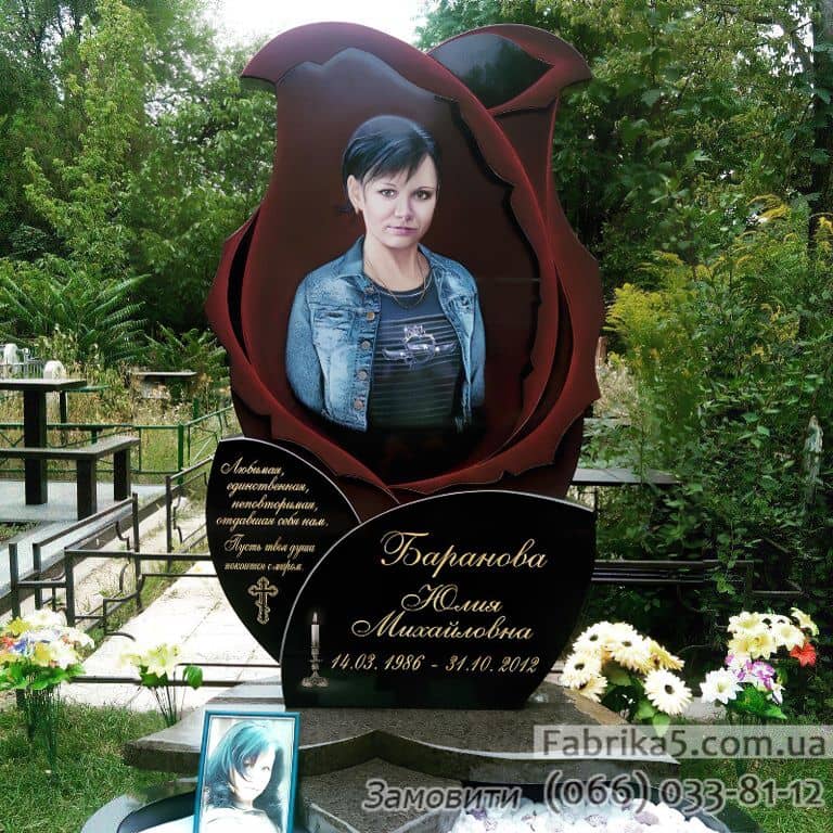 Авторський пам'ятник Авторський пам'ятник у формі троянди для дівчини з кольоровим портретом, портфоліо пам'ятників із граніту, пам'ятники на могилу фото Київ