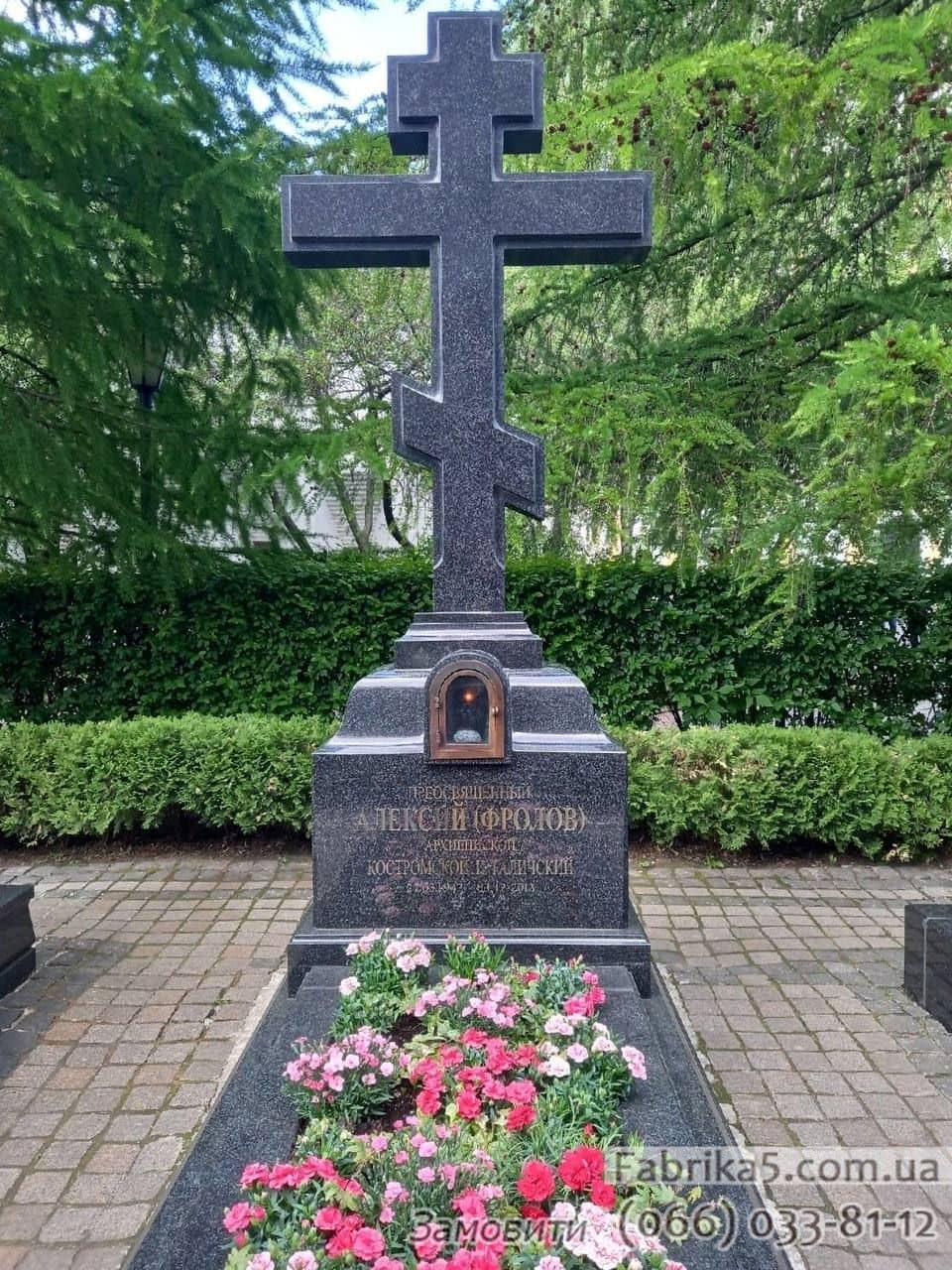 Виготовлення пам'ятників у Коростишові. Пам'ятник у вигляді Хреста з граніту на могилу в Коростишеві, портфоліо пам'ятників із граніту, пам'ятники на могилу фото