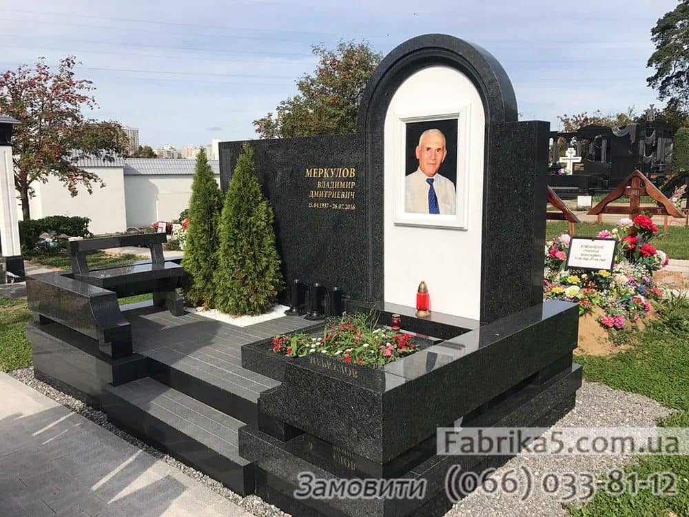 Виготовлення гранітних пам'ятників Масивний пам'ятник для чоловіка з чорного граніту, портфоліо пам'ятників, пам'ятники на могилу фото Київ